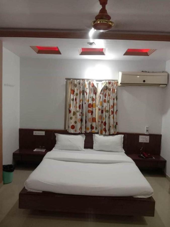 Hotel Rajdhani Halol Ngoại thất bức ảnh